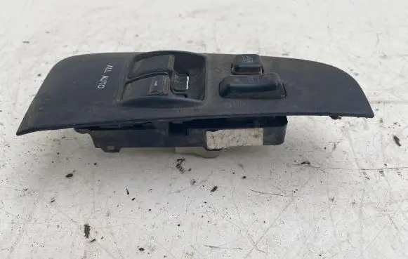 Toyota Avensis T250 Electric window control switch 8482005110
