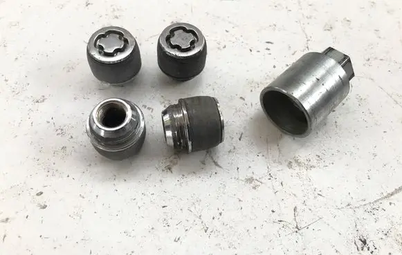 Subaru Forester SK Anti-theft wheel nuts and lock