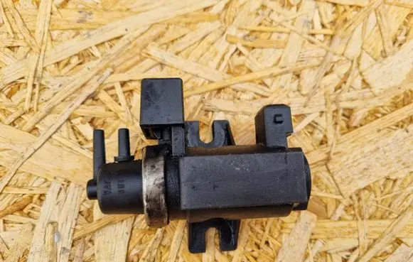 BMW 5 E39 Turbo solenoid valve 72279600 2247906