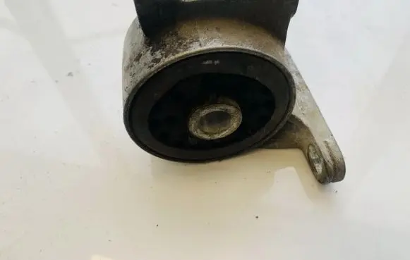 Ford Mondeo MK I Engine mount bracket