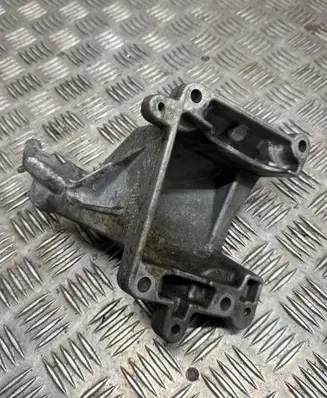 Engine mounting bracket
