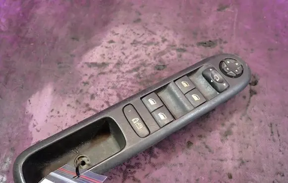 Peugeot 3008 I Quarter vent window switch 