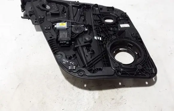 Rear window lifting mechanism without motor