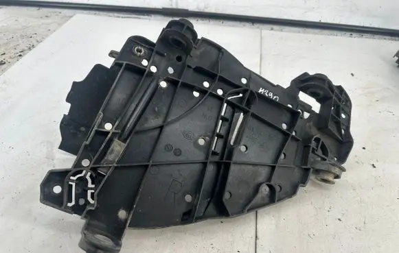 Volkswagen Touareg I Headlight/headlamp mounting bracket 16464600