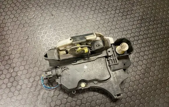 Mitsubishi Colt Front door lock 07205A