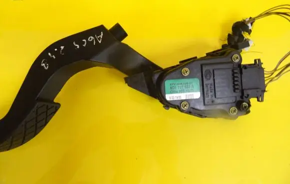 Audi A6 S6 C5 4B Accelerator throttle pedal 8D1721523A 8D1721523E