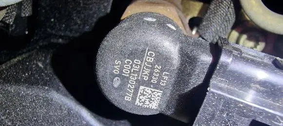 Volkswagen Caddy Fuel injector 03L130277B