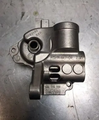 Volkswagen PASSAT B7 Oil pump 03L115105D 03L115153A