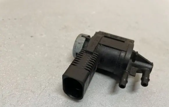 Volkswagen Touran II Turbo solenoid valve 1K0906283A