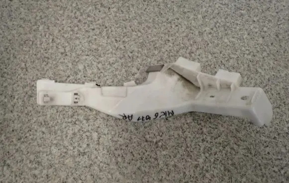 Suzuki Swift I Front bumper mounting bracket