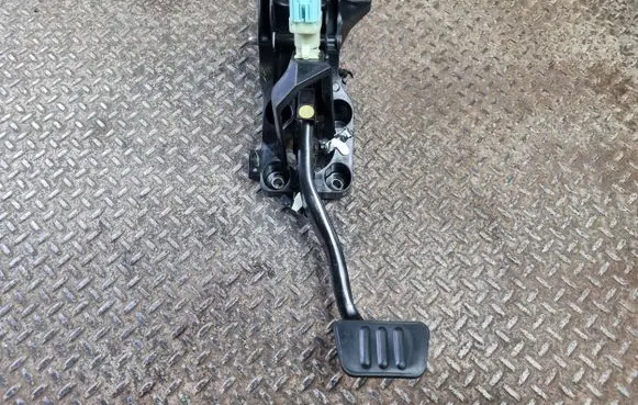 Ford Mustang VI Brake pedal FR3C2D094AD