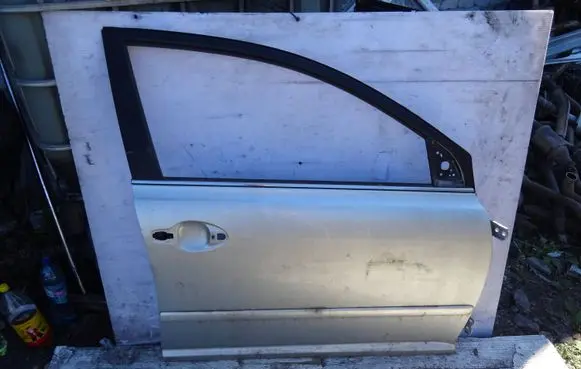 Toyota Avensis T250 Front door