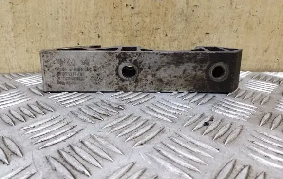Audi Q7 4L Sway bar bush bracket, front 7L0411063B
