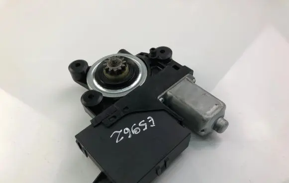 Volvo S40 Front door window regulator motor 979039100