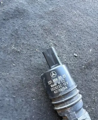 Mercedes-Benz E W212 Windscreen/windshield washer pump 2218690121 3028232 221869012