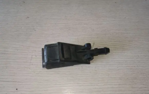 Volkswagen PASSAT B5.5 Windshield washer spray nozzle 