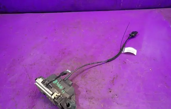 Nissan Primera Front door lock 