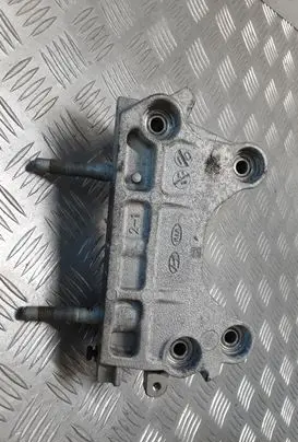 KIA Sportage Engine mounting bracket