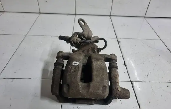 Volkswagen Jetta V Rear brake caliper