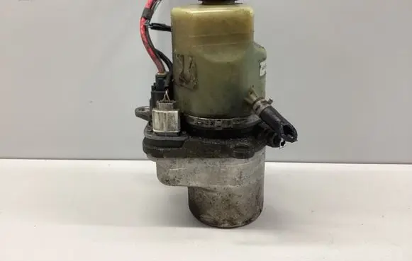 Ford Kuga I Power steering pump 4M513K514CB