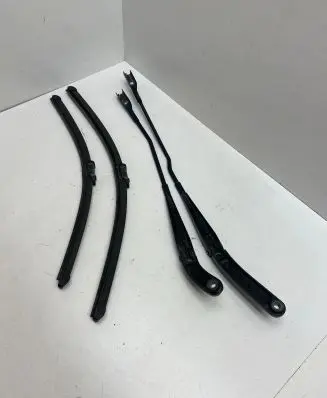 Front wiper blade arm