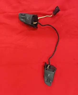 Steering wheel buttons/switches