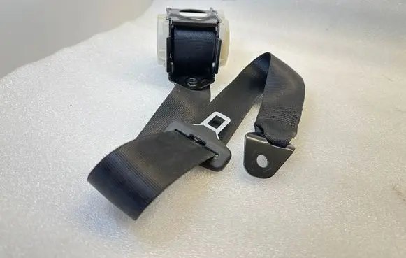 Mercedes-Benz CLK A209 C209 Rear seatbelt 2038601885