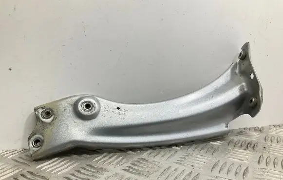 Skoda Superb B8 (3V) Fender mounting bracket 3V0821141