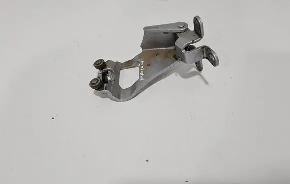 Toyota Sienna XL40 IV Sliding door middle roller runner 6838008050