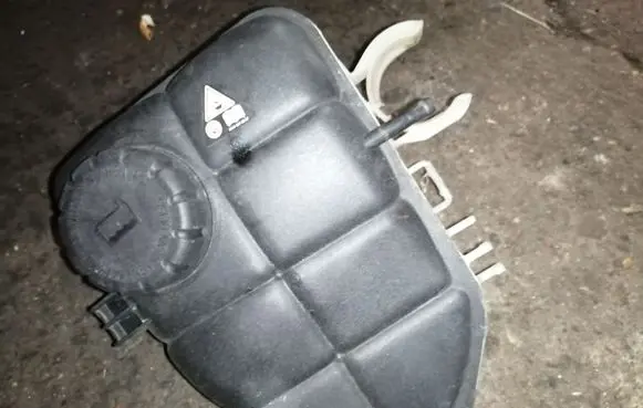 Mercedes-Benz CLC CL203 Coolant expansion tank/reservoir 2035000049