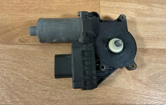 Ford Mondeo Mk III Front door window regulator motor 0130821770