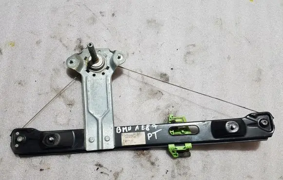 Rear door manual window regulator
