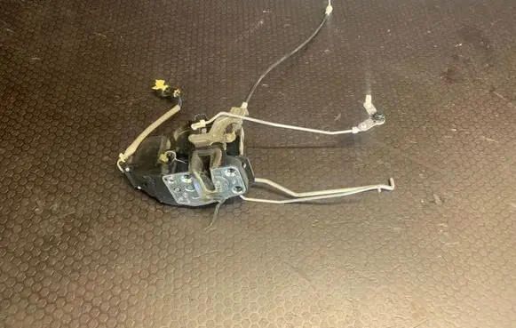 KIA Sorento Front door lock A045777