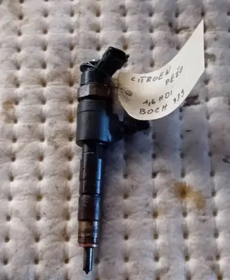 Peugeot 208 Fuel injector 0445110339