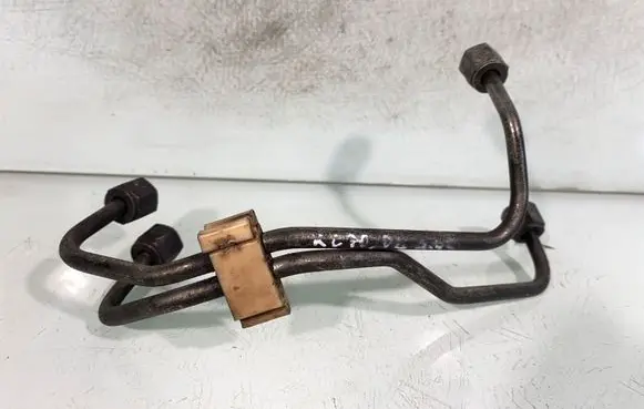 Volvo XC70 Fuel injector supply line/pipe 