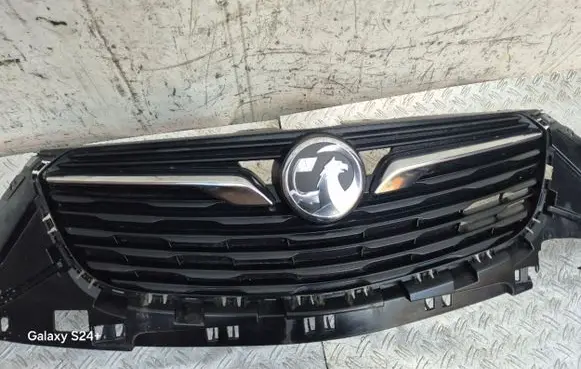 Opel Crossland X Front bumper upper radiator grill 13477139 39097382