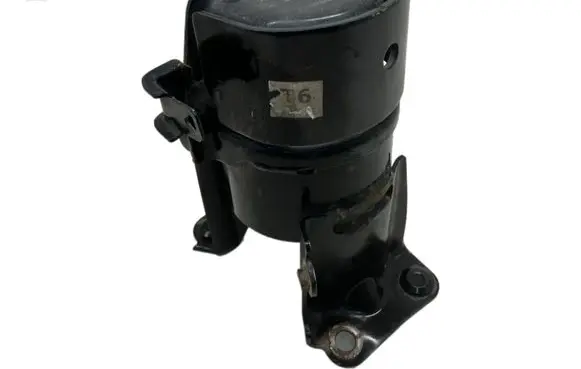 Engine mount vacuum valve