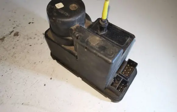 Mercedes-Benz C W202 Central locking vacuum pump 2028001948