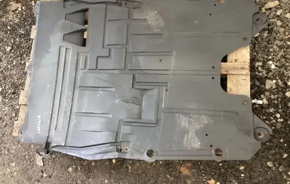 Renault Laguna III Engine splash shield/under tray 300110377
