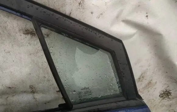Toyota Corolla Verso AR10 Front door vent window glass four-door 