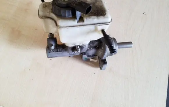 Volkswagen Golf V Master brake cylinder