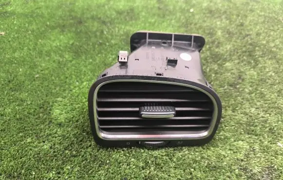 Volkswagen Golf VI Dash center air vent grill 5K0819704