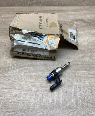 Audi A3 S3 8P Fuel injector 03F906036B