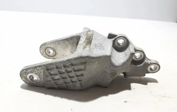 Hyundai Ioniq Engine mounting bracket