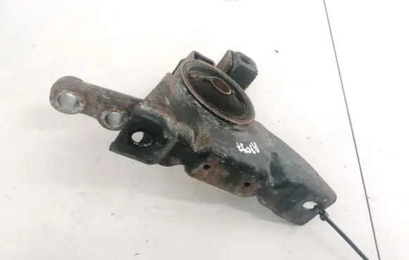 Mazda 323 Engine mount bracket