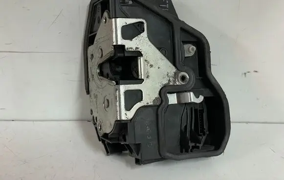 BMW X3 E83 Front door lock 7154619