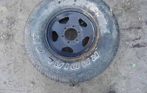 Nissan Patrol Y60 R15 spare wheel 