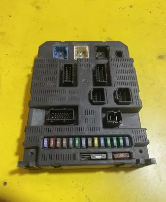 Peugeot 307 Fuse module 9663798280