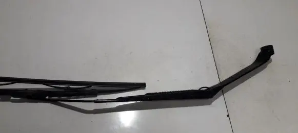 Toyota RAV 4 (XA20) Front wiper blade arm