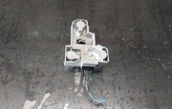 BMW 3 E46 Tail light bulb cover holder 6900471